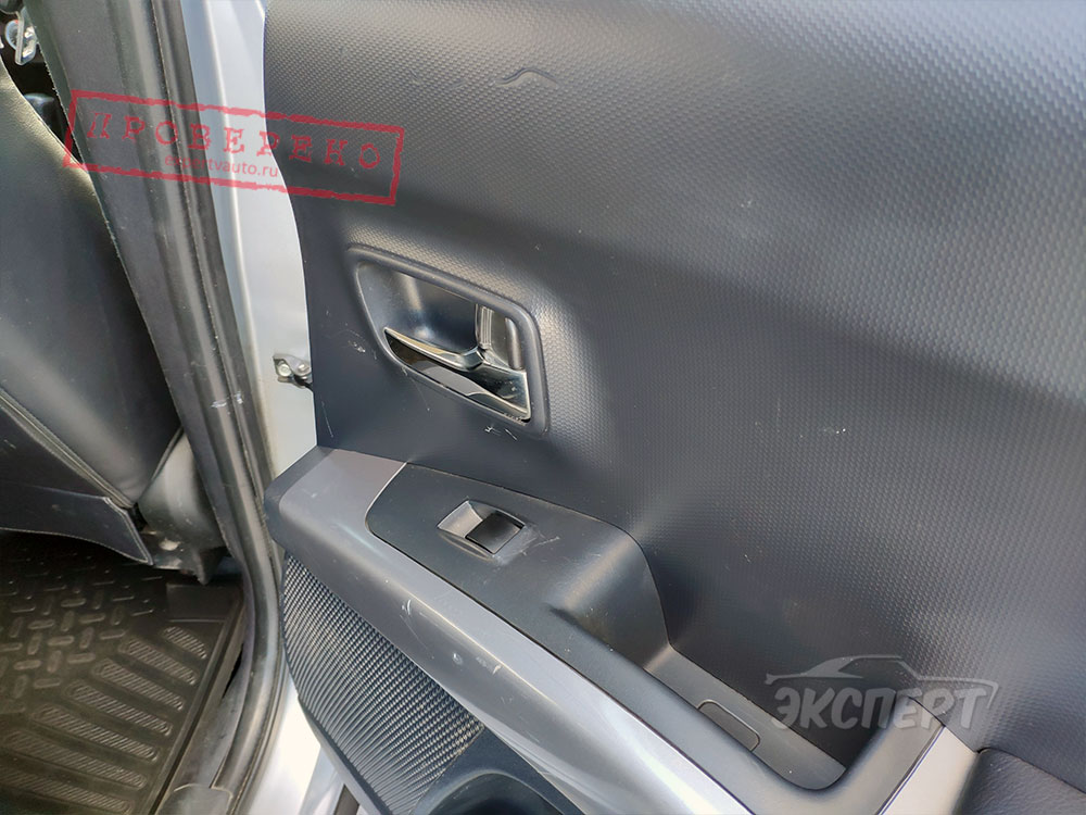 Обшивка двери в царапинах Mitsubishi Outlander II